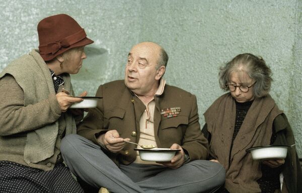 Ольга Волкова, Леонид Броневой, Лия Ахеджакова в фильме Небеса обетованные Ольга Волкова, Леонид Броневой, Лия Ахеджакова в фильме Небеса обетованные