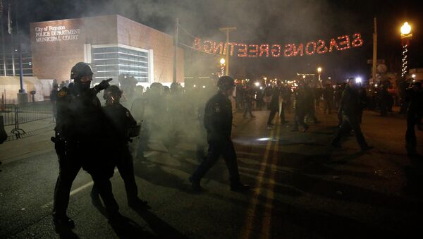 Сотрудники полиции на месте уличных беспорядков в Фергюсоне Сотрудники полиции на месте уличных беспорядков в Фергюсоне