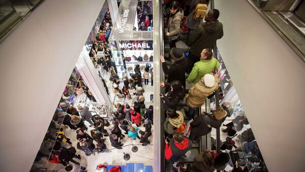 Покупатели в магазине Нью-Йорка во время распродажи Black Friday Покупатели в магазине Нью-Йорка во время распродажи Black Friday