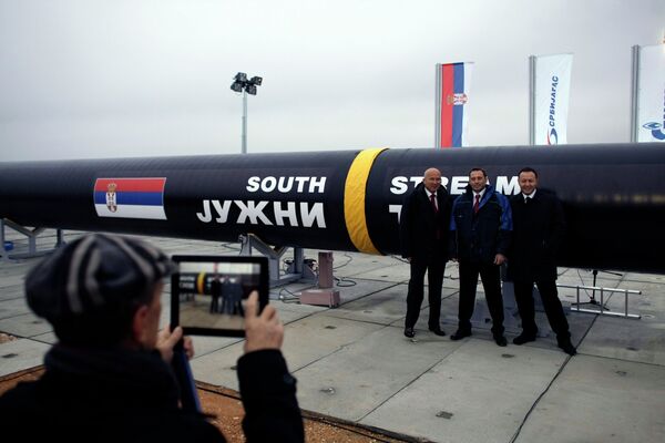 Люди фотографируются с частью газопровода Южный поток в Сербии Люди фотографируются с частью газопровода Южный поток в Сербии