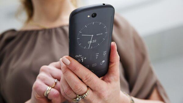 Новый смартфон YotaPhone 2. Архивное фото Новый смартфон YotaPhone 2. Архивное фото
