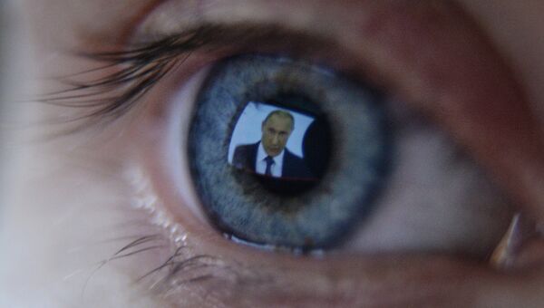 Девушка смотрит телевизионную трансляцию послания президента РФ В.Путина к Федеральному Собранию Девушка смотрит телевизионную трансляцию послания президента РФ В.Путина к Федеральному Собранию