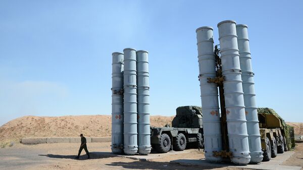Военнослужащий у зенитно-ракетной системы С-300ПС на полигоне Ашулук в Астраханской области Военнослужащий у зенитно-ракетной системы С-300ПС на полигоне Ашулук в Астраханской области