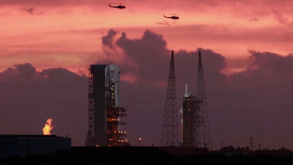 Военные вертолеты пролетают над стартовой площадкой космического корабля Orion Военные вертолеты пролетают над стартовой площадкой космического корабля Orion