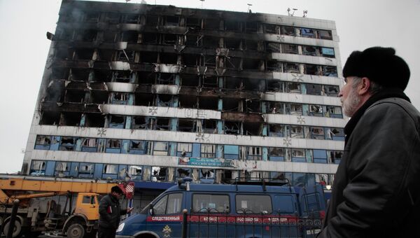 Мужчина смотрит на здание Дома Печати в центре Грозного Мужчина смотрит на здание Дома Печати в центре Грозного