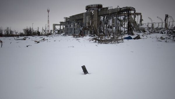 Разрушенное здание терминала аэропорта Донецка. Архивное фото Разрушенное здание терминала аэропорта Донецка. Архивное фото