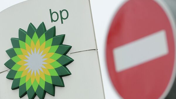 Вывеска одного из заправочных комплексов BP в Москве. Архивное фото Вывеска одного из заправочных комплексов BP в Москве. Архивное фото