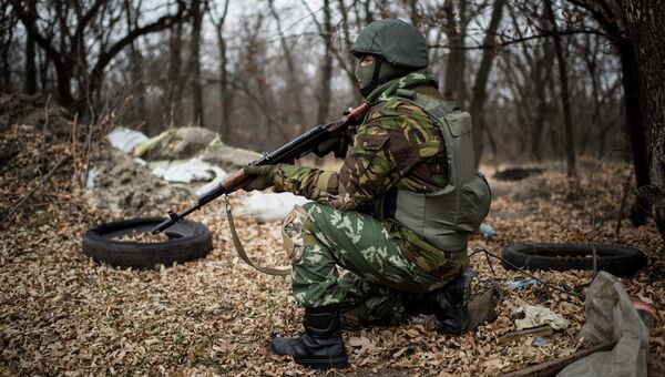 Украинский военнослужащий, принимающий участие в столкновениях на востоке Украины. Архивное фото Украинский военнослужащий, принимающий участие в столкновениях на востоке Украины. Архивное фото