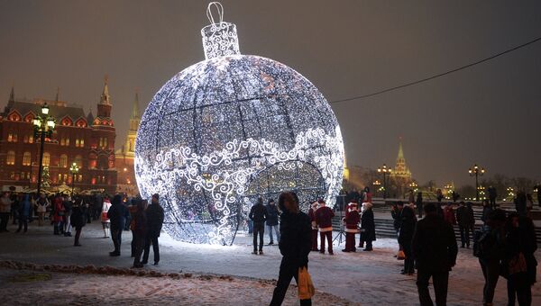 Гигантский елочный шар на Манежной площади. Архивное фото Гигантский елочный шар на Манежной площади. Архивное фото