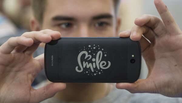 Старт продаж YotaPhone 2. Архивное фото Старт продаж YotaPhone 2. Архивное фото