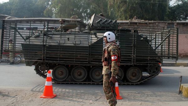 Пакистанские силы безопасности неподалеку от военного училища в Пакистане, захваченного боевиками Пакистанские силы безопасности неподалеку от военного училища в Пакистане, захваченного боевиками