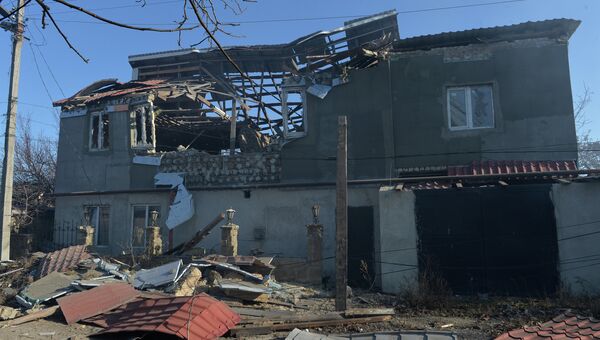 Дом, разрушенный в результате артиллерийского обстрела украинскими силовиками города Донецка. Архивное фото Дом, разрушенный в результате артиллерийского обстрела украинскими силовиками города Донецка. Архивное фото