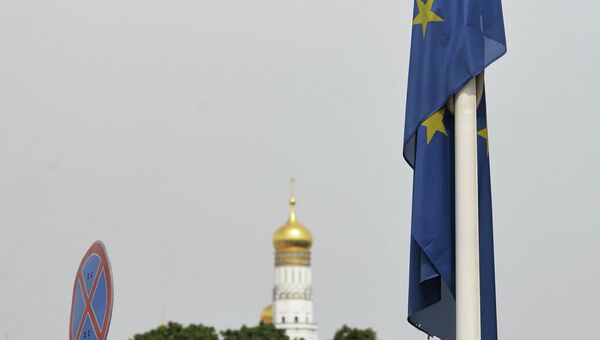Флаг ЕС у здания представительства Европейского Союза в Москве. Архивное фото Флаг ЕС у здания представительства Европейского Союза в Москве. Архивное фото