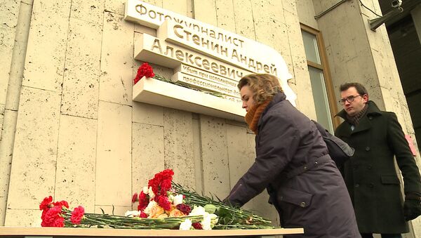 Коллеги и родные принесли цветы к мемориальной доске в память о Стенине Коллеги и родные принесли цветы к мемориальной доске в память о Стенине