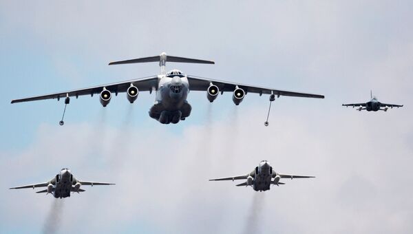Самолет-заправщик Ил-78, бомбардировщики Су-24 и учебно-тренировочный самолет Як-130 Самолет-заправщик Ил-78, бомбардировщики Су-24 и учебно-тренировочный самолет Як-130