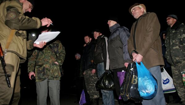 Украинские пленные во время обмена между ополченцами ДНР и украинскими силовиками Украинские пленные во время обмена между ополченцами ДНР и украинскими силовиками
