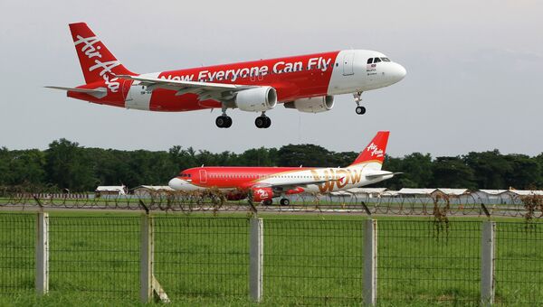 Самолет малайзийской авиакомпании Air Asia Самолет малайзийской авиакомпании Air Asia
