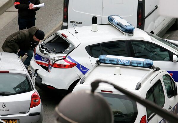Автомобили полиции на месте стрельбы возле офиса издания Charlie Hebdo в Париже Автомобили полиции на месте стрельбы возле офиса издания Charlie Hebdo в Париже