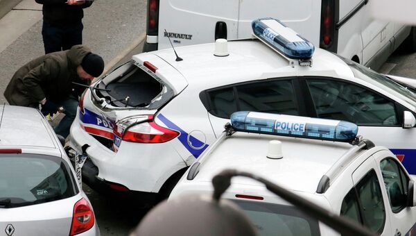 Автомобили полиции на месте стрельбы возле офиса издания Charlie Hebdo в Париже Автомобили полиции на месте стрельбы возле офиса издания Charlie Hebdo в Париже