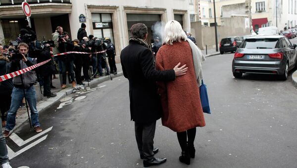 Люди у офиса издания Charlie Hebdo в Париже Люди у офиса издания Charlie Hebdo в Париже