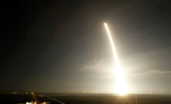Старт ракеты Falcon 9 с грузовиком SpaceX, 10 января 2015 года Старт ракеты Falcon 9 с грузовиком SpaceX, 10 января 2015 года
