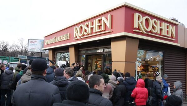 Активисты Автомайдана приклеили плакат на витрину магазина ROSHEN в Киеве Активисты Автомайдана приклеили плакат на витрину магазина ROSHEN в Киеве