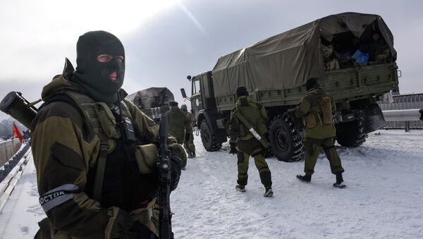 Ополченецы патрулируют дорогу в районе аэропорта Донецка. Архивное фото Ополченецы патрулируют дорогу в районе аэропорта Донецка. Архивное фото