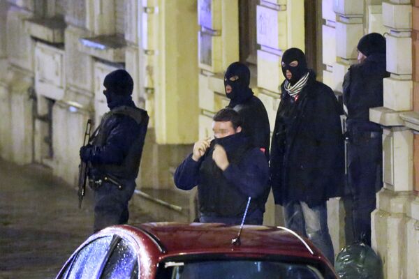 Сотрудники бельгийской полиции у входа жилое здание во время антитеррористической операции в городе Вервье. 15 января 2015 Сотрудники бельгийской полиции у входа жилое здание во время антитеррористической операции в городе Вервье. 15 января 2015