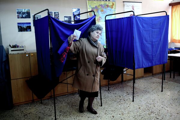 Женщина на избирательном участке в Афинах в ходе досрочных выборов депутатов парламента Греции. 25 января 2015 года Женщина на избирательном участке в Афинах в ходе досрочных выборов депутатов парламента Греции. 25 января 2015 года