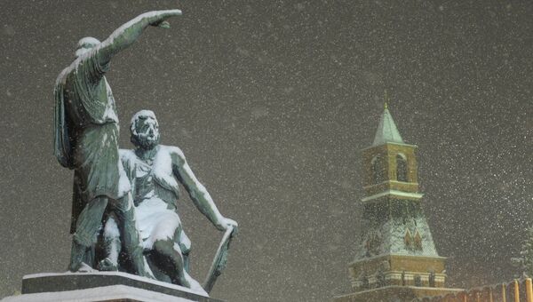 Вид на памятник Минину и Пожарскому на Красной площади, Архивное фото Вид на памятник Минину и Пожарскому на Красной площади, Архивное фото