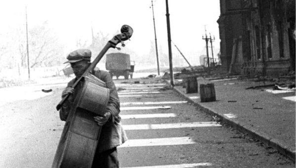 Контрабасист на одной из улиц Сталинграда в августе 1942 Контрабасист на одной из улиц Сталинграда в августе 1942