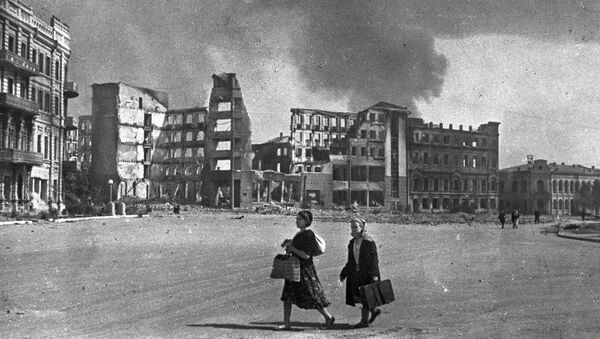 Две женщины на улице Сталинграда во время бомбежки Две женщины на улице Сталинграда во время бомбежки