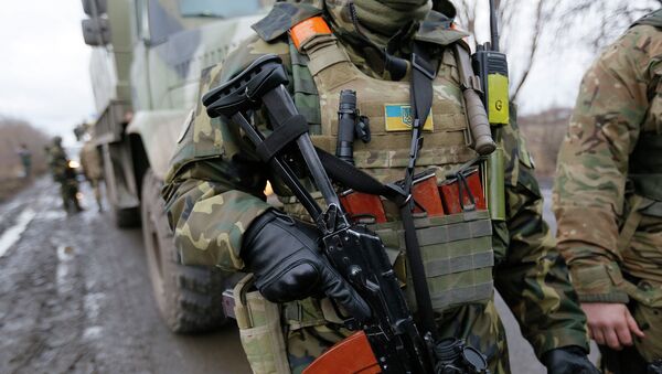 Украинский военнослужащий в районе Дебальцево, Донецкая область. Архивное фото Украинский военнослужащий в районе Дебальцево, Донецкая область. Архивное фото