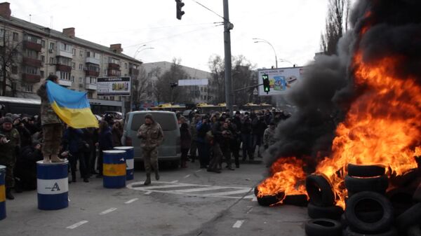 Бойцы Айдара сожгли гору покрышек у ворот Минобороны в Киеве Бойцы Айдара сожгли гору покрышек у ворот Минобороны в Киеве