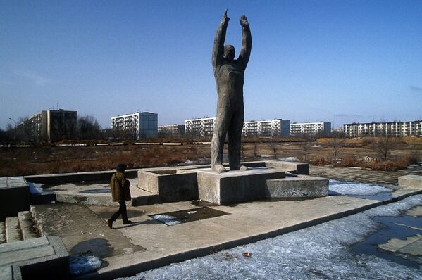 Памятник Юрию Гагарину, Байконур, Казахстан 1992 год Памятник Юрию Гагарину, Байконур, Казахстан 1992 год