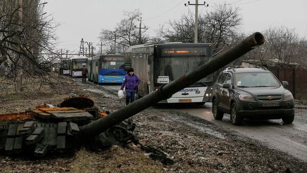 Пустые автобусы на пути в Дебальцево. Углегорск, Восточная Украина. 6 февраля 2015 год Пустые автобусы на пути в Дебальцево. Углегорск, Восточная Украина. 6 февраля 2015 год