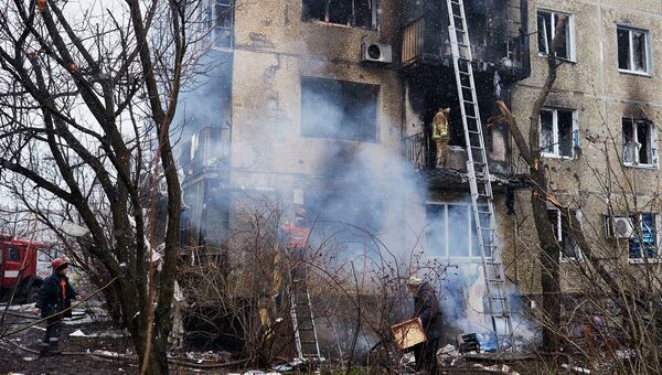 Дом, поврежденный в результате обстрела химического завода и жилого квартала в Донецке Дом, поврежденный в результате обстрела химического завода и жилого квартала в Донецке