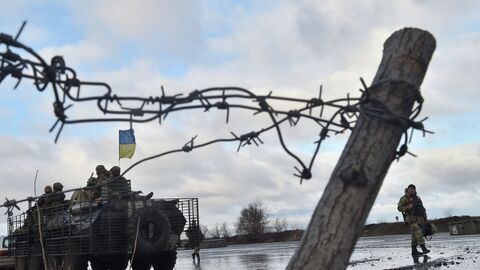 Украинские военнослужащие возле штаба операции в городе Краматорск Украинские военнослужащие возле штаба операции в городе Краматорск