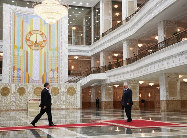 Президент Белоруссии Александр Лукашенко и президент Украины Петр Порошенко во время встречи во Дворце независимости в Минске Президент Белоруссии Александр Лукашенко и президент Украины Петр Порошенко во время встречи во Дворце независимости в Минске