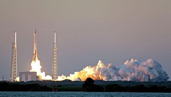 Запуск беспилотной ракеты Falcon 9 на мысе Канаверал в Кейп Канаверал, штат Флорида. 11 февраля 2015 Запуск беспилотной ракеты Falcon 9 на мысе Канаверал в Кейп Канаверал, штат Флорида. 11 февраля 2015