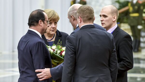 Президент Франции Франсуа Олланд, канцлер Германии Ангела Меркель и президент Белоруссии Александр Лукашенко во Дворце независимости в Минске Президент Франции Франсуа Олланд, канцлер Германии Ангела Меркель и президент Белоруссии Александр Лукашенко во Дворце независимости в Минске