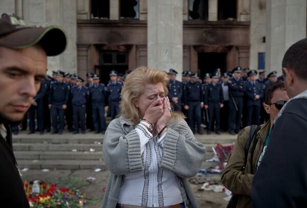 Женщина плачет у Дома профсоюзов в Одессе. 3 мая 2014 года Женщина плачет у Дома профсоюзов в Одессе. 3 мая 2014 года