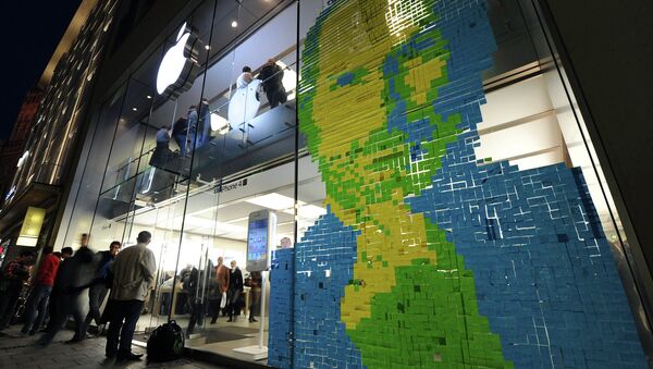 Лицо основателя корпорации Apple Стива Джобса, выложенное из записок поклонников на стене магазина Apple в Мюнхене. 2011 год Лицо основателя корпорации Apple Стива Джобса, выложенное из записок поклонников на стене магазина Apple в Мюнхене. 2011 год