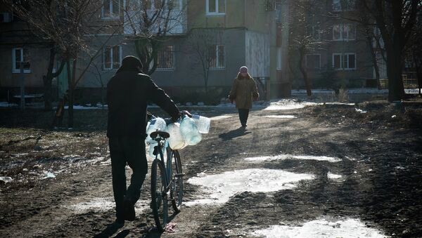 Житель Донецка с бутылками для воды. 17 февраля 2015. Архивное фото Житель Донецка с бутылками для воды. 17 февраля 2015. Архивное фото