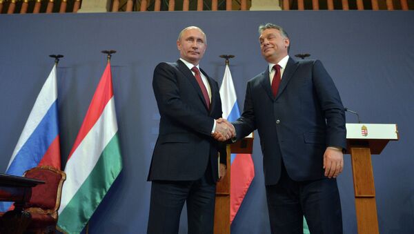 Президент России Владимир Путин и премьер-министр Венгерской Республики Виктор Орбан во время совместной пресс-конференции в Будапеште. Архивное фото. Президент России Владимир Путин и премьер-министр Венгерской Республики Виктор Орбан во время совместной пресс-конференции в Будапеште. Архивное фото.