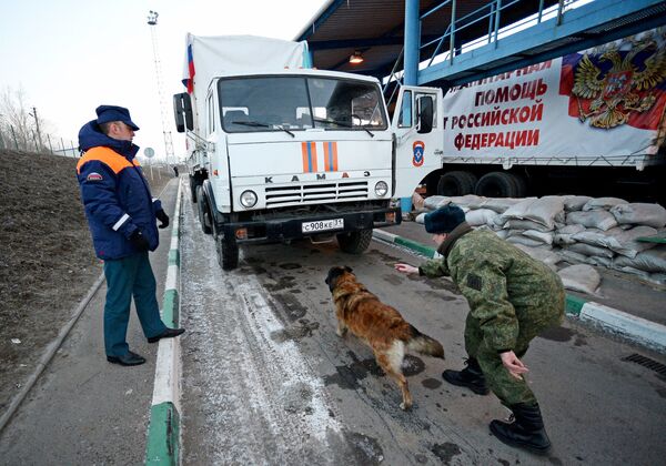 Грузовой автомобиль с российской гуманитарной помощью для жителей Донбасса на КПП Донецк в Ростовской области Грузовой автомобиль с российской гуманитарной помощью для жителей Донбасса на КПП Донецк в Ростовской области