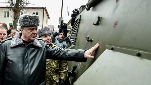 Президент Украины Петр Порошенко во время тестирования британских броневиков Saxon на базе Нацгвардии в Новых Петровцах под Киевом. 13 февраля 2015. Архивное фото Президент Украины Петр Порошенко во время тестирования британских броневиков Saxon на базе Нацгвардии в Новых Петровцах под Киевом. 13 февраля 2015. Архивное фото