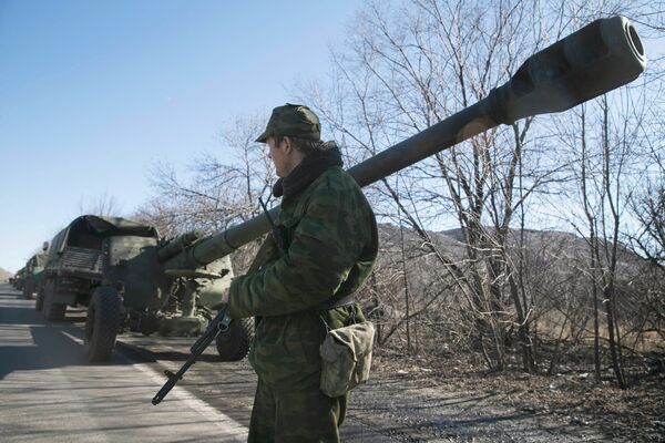 Отвод колонны тяжелой военной техники из Донецка Отвод колонны тяжелой военной техники из Донецка