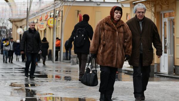 Прохожие на Гоголевском бульваре в Москве. Архивное фото Прохожие на Гоголевском бульваре в Москве. Архивное фото