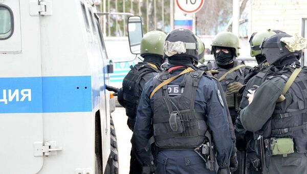 Сотрудники полиции на месте стрельбы в Омске Сотрудники полиции на месте стрельбы в Омске
